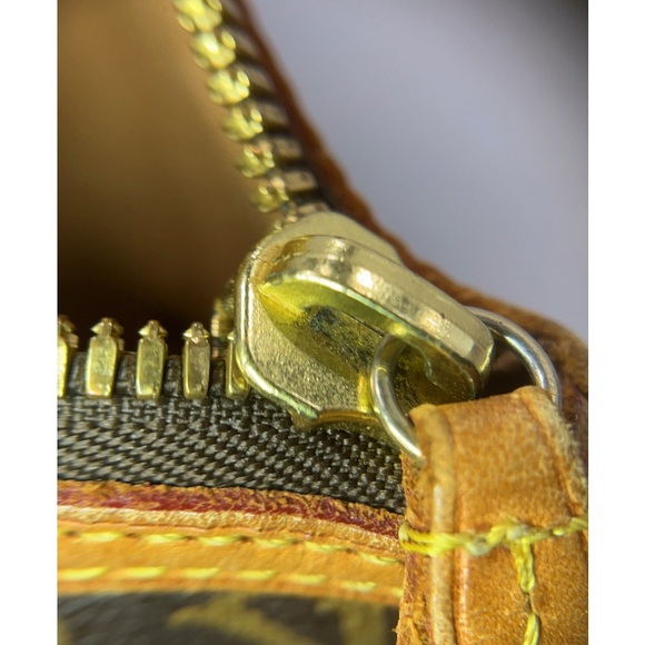 Louis Vuitton Horizontal Locket Monogram Tote - Picture 9 of 15